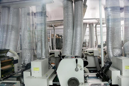 工程師在工廠(chǎng)調(diào)整機(jī)器與集成電路設(shè)計(jì)